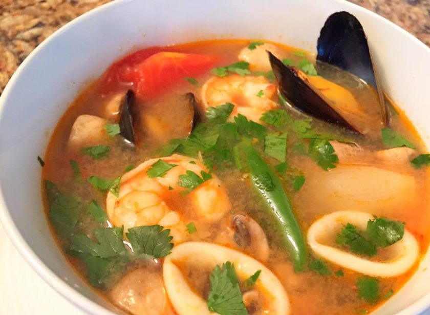 1. Этап. Суп с морепродуктами на овощном бульоне: При подаче достаньте листья и лимонную траву, разлейте суп по тарелкам и добавьте в каждую немного перца, зелени по вкусу и сока лайма. Наслаждайтесь!