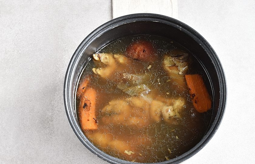 1. Этап. Холодец из свиных ножек в мультиварке: Через два часа проверьте готовность ножек, молодое мясо готовится быстро. Попробуйте бульон и досолите при необходимости.