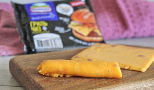 1. Этап. Закуска «Тайна»: Ломтики плавленого сыра осторожно скрутить рулетиком. !!! Чтоб сыр не ломался, и его было легко скручивать, сыр должен быть комнатной температуры.