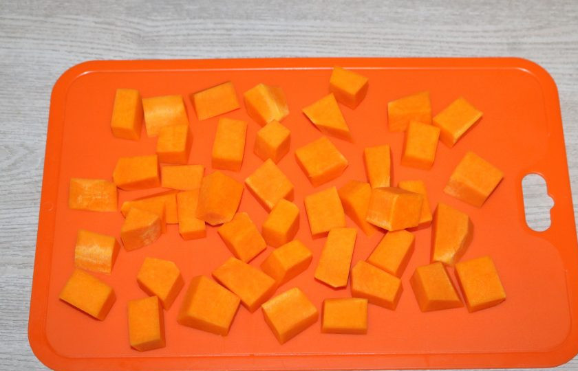 1. Этап. Курица с тыквой в горшочке: Тыкву нарежьте крупными кубиками.