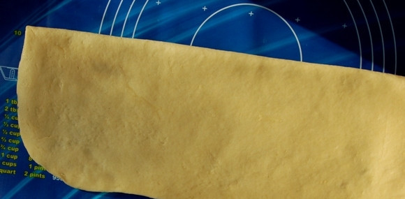 1. Этап. Пирожки с черникой: Сложите тесто пополам так, чтобы тесто без начинки закрыло сторону с начинкой.