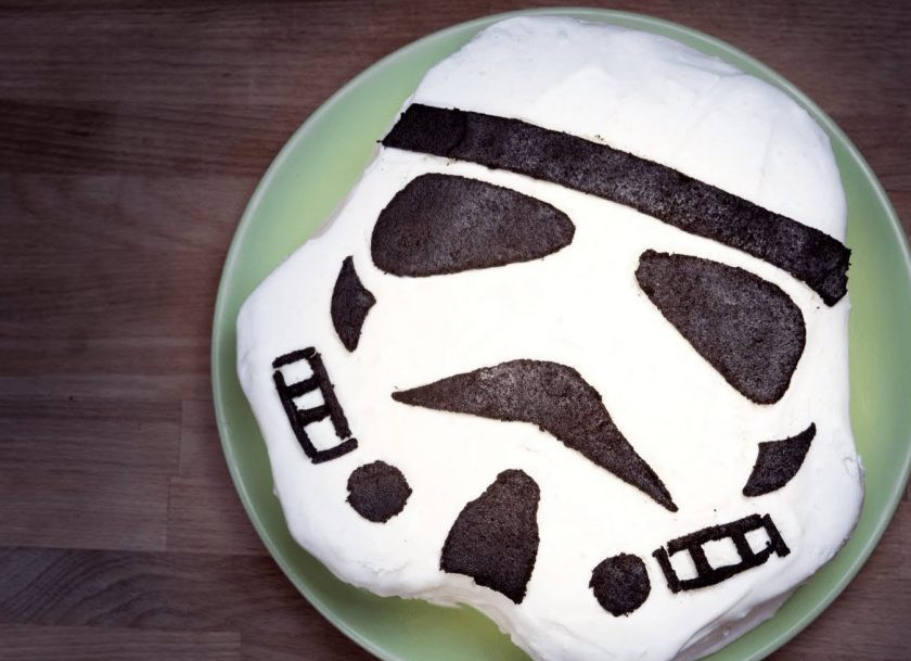 1. Этап. Штурмовик со взбитыми сливками: 7. Отправьте торт на несколько часов в холодильник. Приятного аппетита!