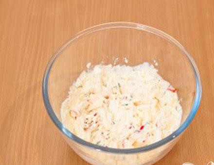 1. Этап. Цыпленок, запеченный под кремом из Филадельфии, тимьяна, перца и чеснока: 3. Все хорошо перемешиваем, немного перчим и солим.