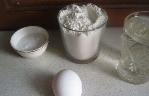 1. Этап. Сочни для бешбармака: 1. Приготовить сочни очень просто. Тесто похоже, как мы готовим на лапшу.