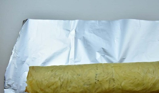 1. Этап. Сырный рулет с индейкой и грибами: Готовый рулет завернуть в фольгу и запечь в духовке при 180 градусах 45 минут. Дать остыть в фольге, после чего извлечь закуску и нарезать на ломтики для подачи.