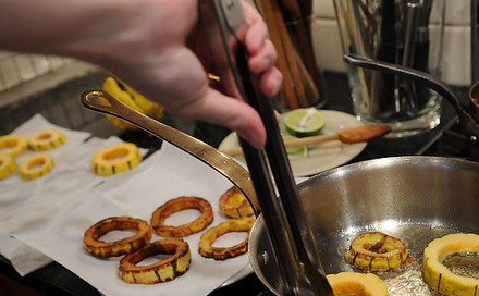 1. Этап. Закуска из тыквы: Готовые кольца тыквы выкладываем на бумажное полотенце, которое впитает лишний жир.