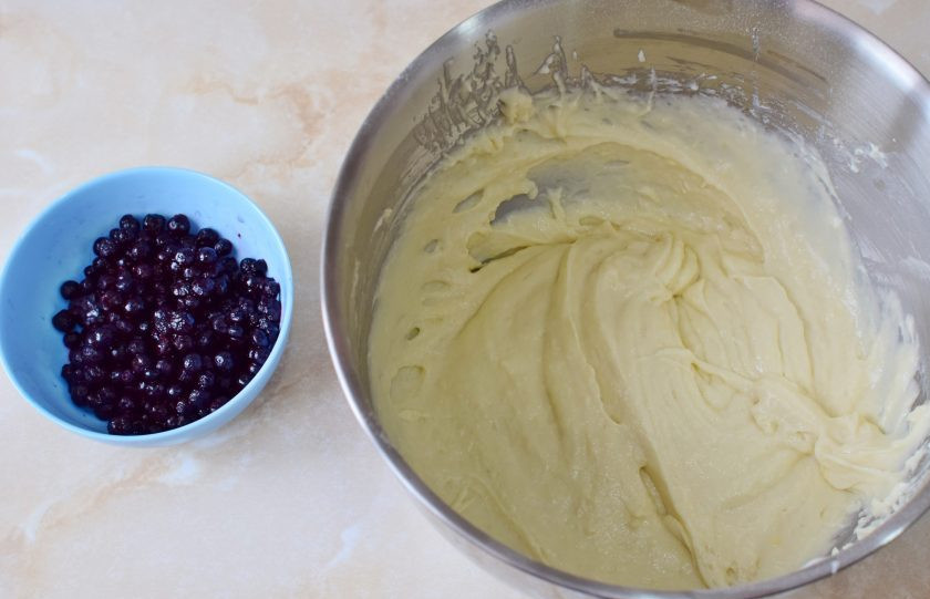 1. Этап. Кекс на сметане с черникой: Вмешайте в тесто чернику. У меня ягоды замороженные.