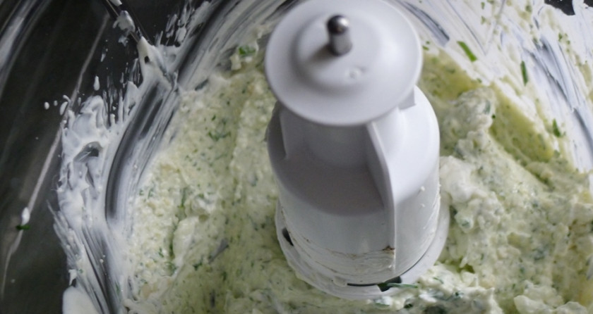 1. Этап. Заячий сырный соус: В кухонный комбайн кладем: сыр и зелень, добавляем сметану, соль и перец по вкусу. Смешиваем все до густой консистенции.