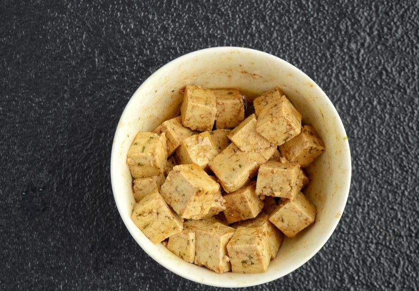 1. Этап. Фунчоза с тофу: Смешайте соевый соус, масло, куркуму и кайенский перец. Тофу нарежьте кубиками и оставьте минимум на 30 минут в маринаде.