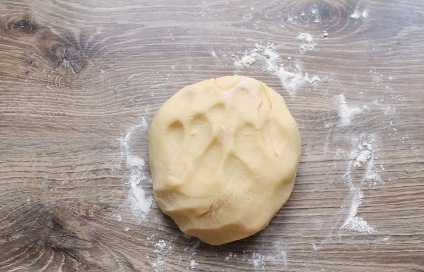 1. Этап. Цветаевский пирог с джемом: Быстро замесите мягкое, не липкое тесто.