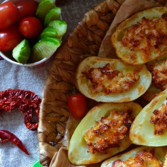 Картофельные лодочки с индейкой и сулугуни