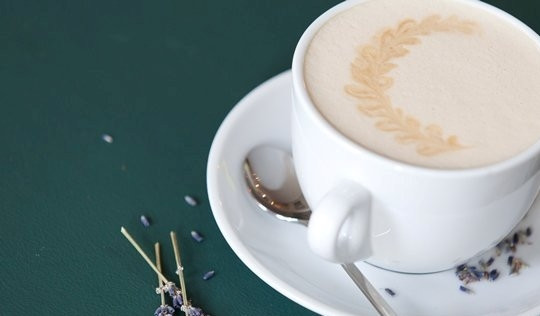 1. Этап. Раф-кофе с лавандой: Сделайте пену венчиком или пароотводом. Перелейте раф-кофе в нагретую чашку для капуччино. Приятной дегустации!