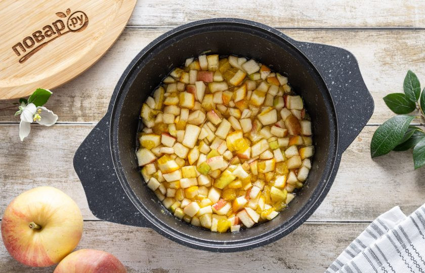 1. Этап. Варенье из яблок с апельсинами: Переложите фрукты в сахарном сиропе в кастрюлю с толстым дном.