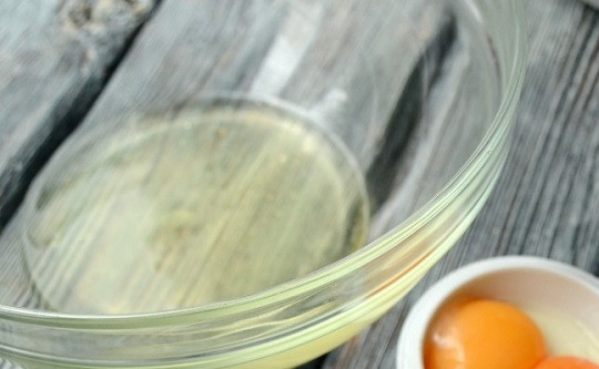 1. Этап. Торт Сникерс с крекером: 1. Указанное количество ингредиентов рассчитано на два коржа. Можно испечь 1 корж и разрезать его пополам, например. Для начала отделите белки от желтков (по 2 яйца на каждый корж).