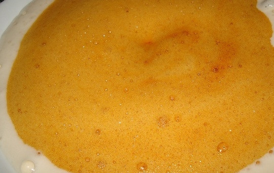 1. Этап. Бисквитные коржи: Готовую медовую массу добавьте к яичной.