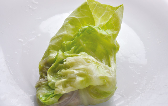 1. Этап. Голубцы из молодой капусты: 5. Каждый голубец заворачиваем 