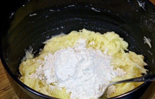 1. Этап. Пирожок с мясом: 10. Добавьте муку.