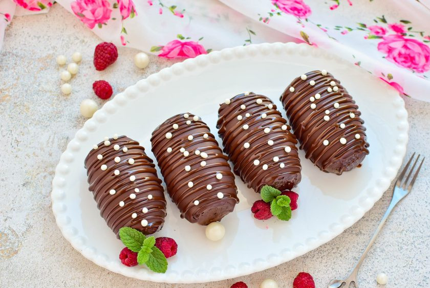 1. Этап. Пирожное Картошка в шоколадной глазури: Украшайте пирожное на свой вкус.