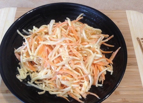 1. Этап. Салат из жареного корневого сельдерея: 8. Перемешиваем и можно приступать к дегустации :)