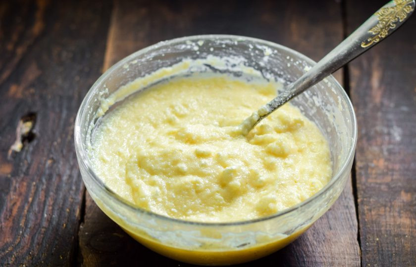 1. Этап. Манники с творогом на сковороде: Тщательно перемешайте ингредиенты.