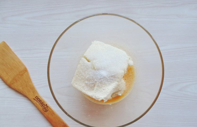 1. Этап. Творожная запеканка для детей: Добавьте творог, сахар и соль.