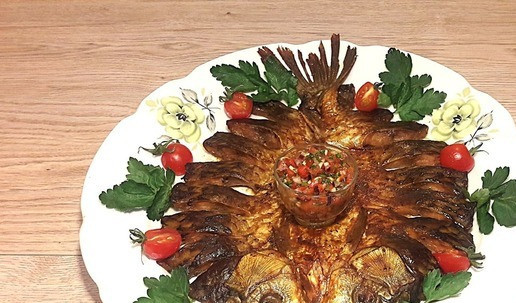 1. Этап. Запеченный карась: Запеченного карася выложить на блюдо для подачи вместе с соусом сальса. Украсить по своему вкусу. У меня — томаты черри и листики свежей петрушки. Волшебно вкусно!!!