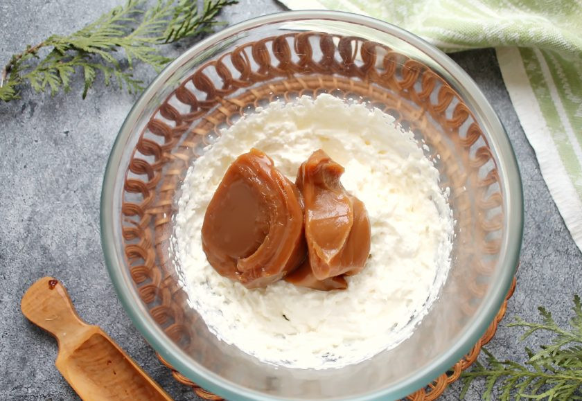 1. Этап. Десерт из вареной сгущенки и сметаны: Продолжая взбивать сметану, добавляйте понемногу вареную сгущенку, каждый раз, хорошо взбивая до однородности.