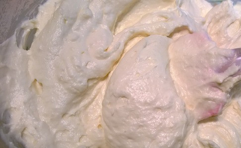 1. Этап. Чизкейк без выпечки из печенья: В другой емкости взбейте сливки, а затем соедините их с кремом.