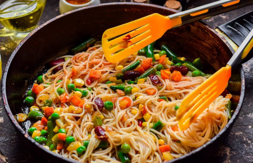 1. Этап. Рисовая лапша с овощами по-китайски: Влейте в сковороду соевый соус, все перемешайте и прогрейте несколько минут. После подавайте лапшу к столу.