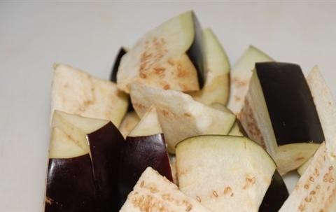 1. Этап. Баклажаны в кисло-сладком соусе: Баклажаны нарежем брусочками или кубиками, как вам больше нравится.