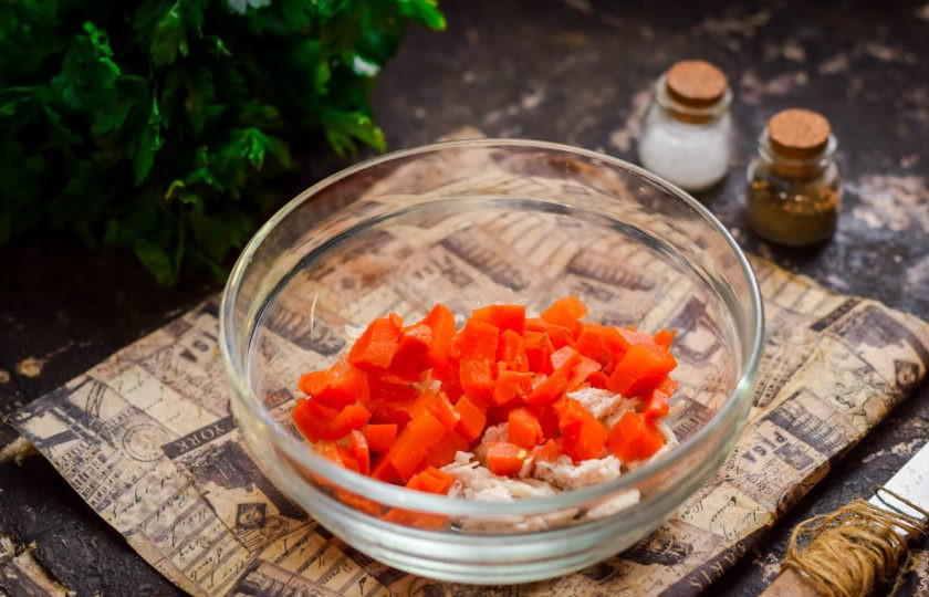 1. Этап. Оливье по Дюкану: Морковь предварительно отварите, нарежьте кубиками и добавьте в салат.