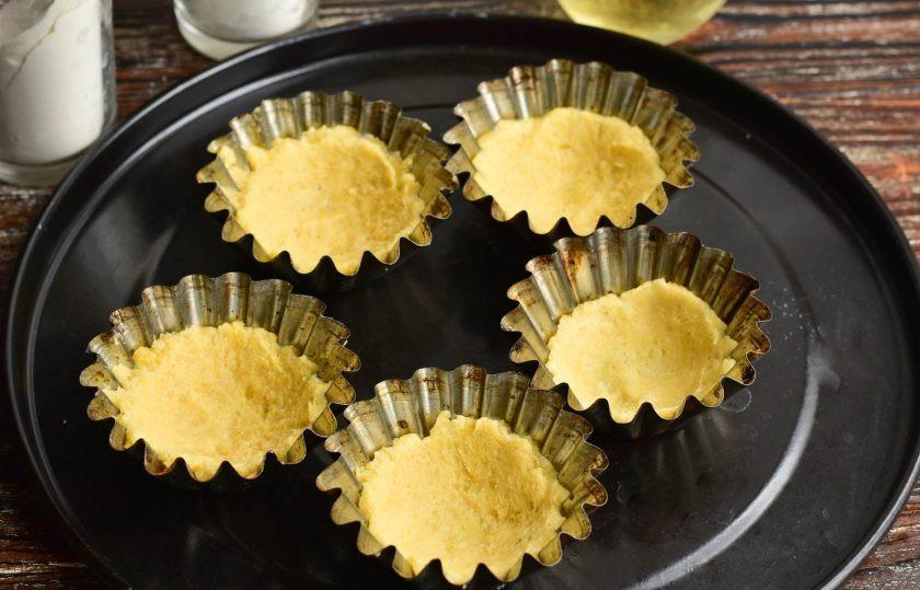 1. Этап. Тарталетки с творожным кремом и фруктами: Формочки смажьте силиконовой кисточкой, выложите в них тесто и сформируйте тарталетки.