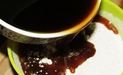 1. Этап. Диетическая коврижка: Кофе смешайте с мучной массой. Замешайте тесто.