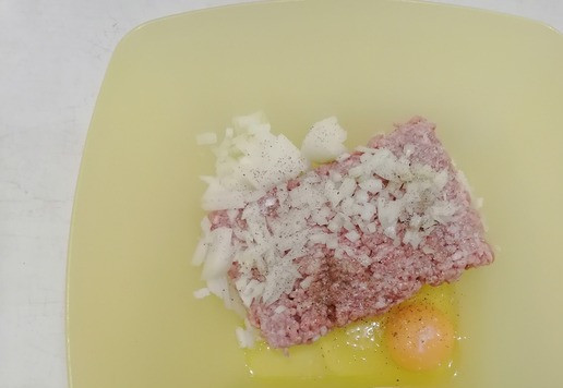 1. Этап. Заливной пирог с грибами: В большой миске смешать фарш, 1 яйцо, мелко нарезанный лук