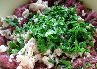 1. Этап. Люля-кебаб из баранины: Добавляем к фаршу сало, специи (зиру и кориандр), зелень (лучше кинзу), солим и перчим.