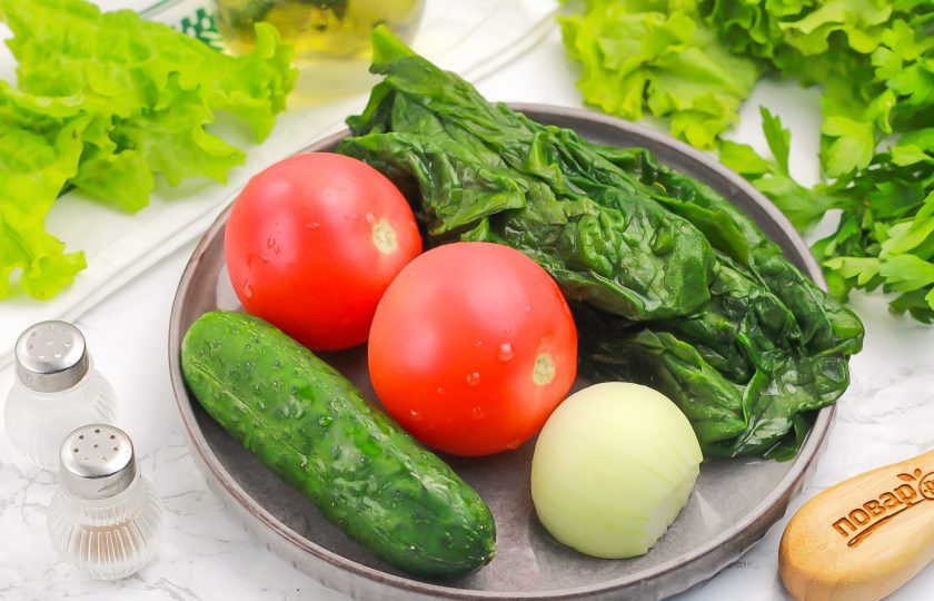 1. Этап. Салат с помидорами, огурцами и шпинатом: Подготовьте указанные продукты. Помидоры можно использовать сорта 