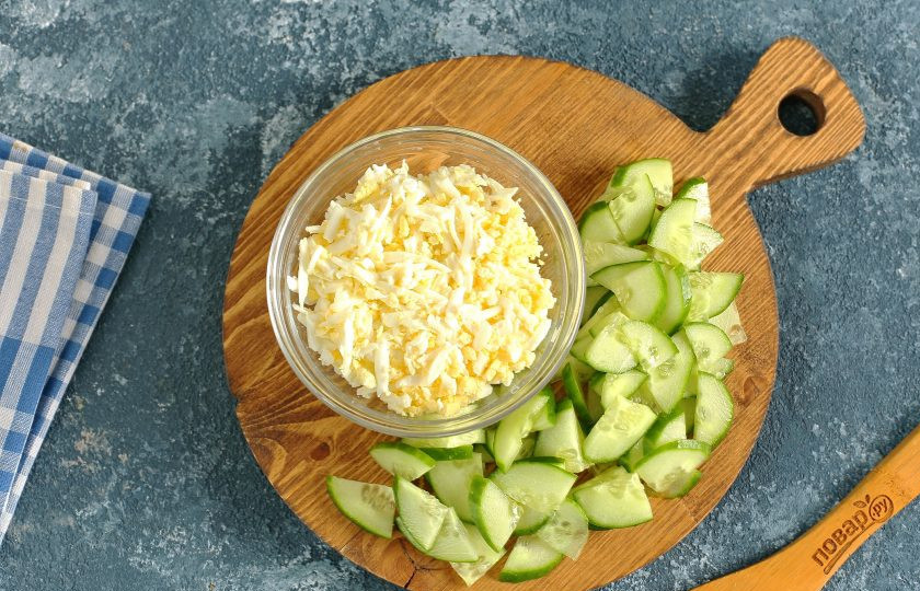 1. Этап. Диетические начинки для лаваша: Огурец нарежьте дольками. Яйца натрите на терке.