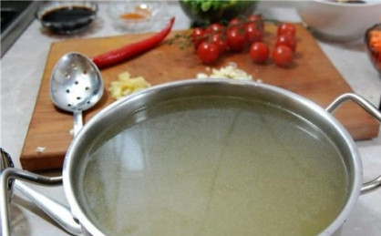 1. Этап. Суп с бараниной: Бульон несколько раз процеживаем.