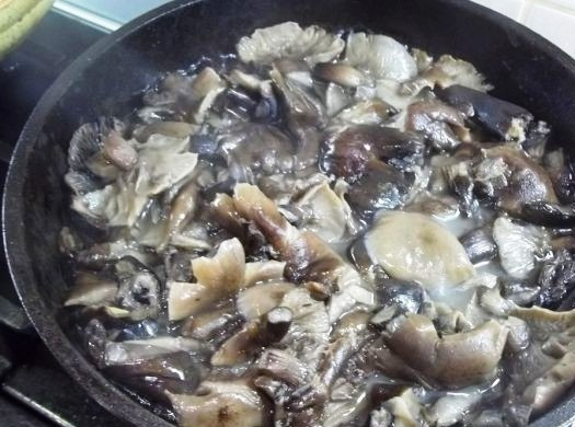 1. Этап. Пельмени, запеченные с грибами: Порежьте лук и грибы, обжарьте их на сковороде. Добавьте соль и перец по вкусу.