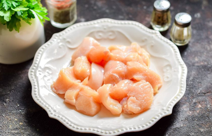 1. Этап. Маффины из курицы и кабачков: Куриное филе ополосните и нарежьте кусочками.