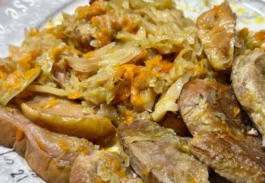 1. Этап. Утиная грудка в капусте: И вот, что еще добавлю. Но это исключительно личное мнение. Я ничего, из специй-приправ, кроме соли в этот раз в кастрюлю не добавлял. Вообще! От слова «совсем». И не прогадал. Ну, можно так сказать, все вкусы и ароматы получились такие … ярко естественные.