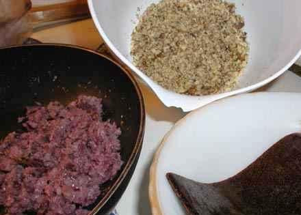 1. Этап. Лаванги: Сперва занимаемся ингредиентами. Грецкий орех должен быть измельчен, лук мелко нарезан и обжарен.