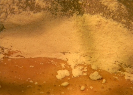 1. Этап. Коврижка медовая с изюмом: 2. Отдельно взбейте яйца с сахаром до бела, добавьте масло, теплый кофе и мед. Всыпьте сухие ингредиенты, продолжая взбивать.