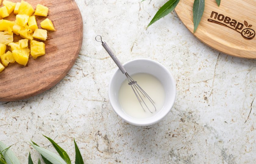 1. Этап. Кисло-сладкий соус с ананасами китайский: В половине ананасового сиропа разведите крахмал.