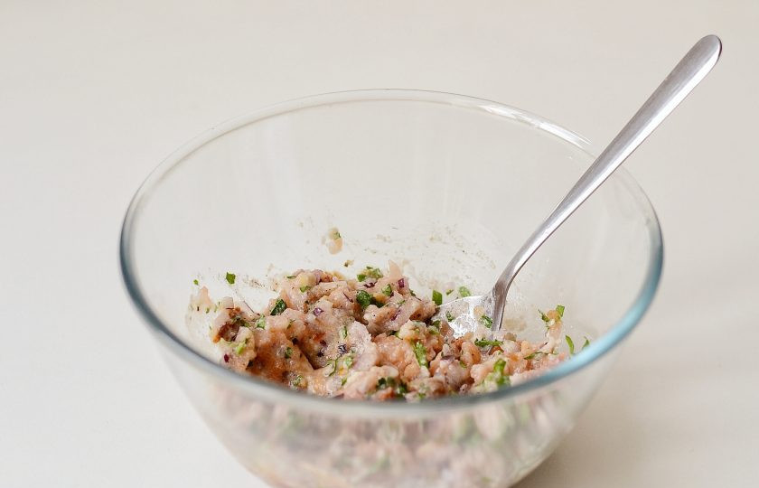 1. Этап. Томатные котлеты: Соедините измельченные помидоры и все подготовленные ингредиенты. Посолите и поперчите.