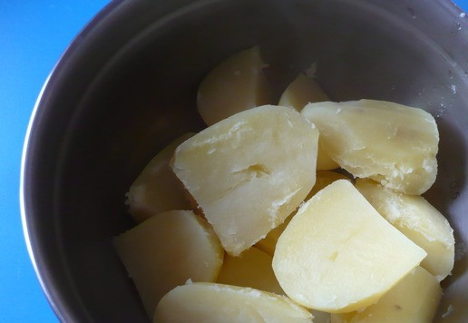 1. Этап. Елка из овощей и тунца: Для картофельного пюре: картофель очистить и нарезать кусочками, сварить в 1 литре подсоленной воды, затем слить воду.