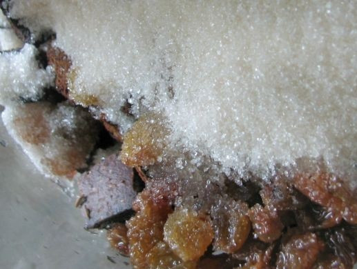 1. Этап. Бородинский квас без дрожжей: 5. И сахар, без него все аккуратно перемешайте. Переложите на дно банки на 3 литра.