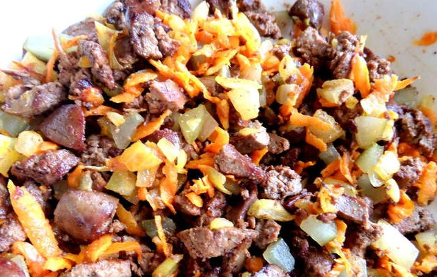 1. Этап. Картофляники с печенкой: Соедините печень с овощами и перемешайте.