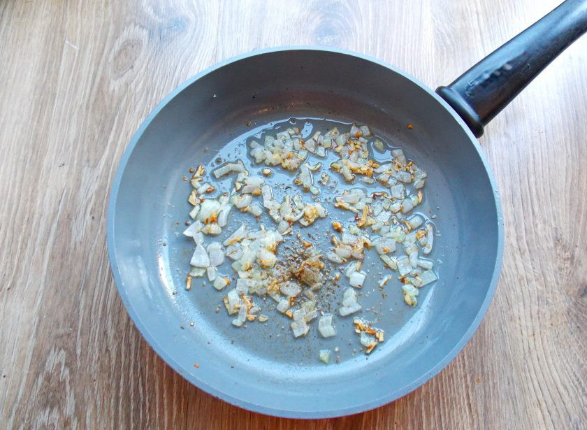 1. Этап. Кускус с баклажанами: Обжаривайте овощи, перемешивая, в течение 7 минут на среднем огне. Добавьте перец, зиру, кориандр и перемешайте.