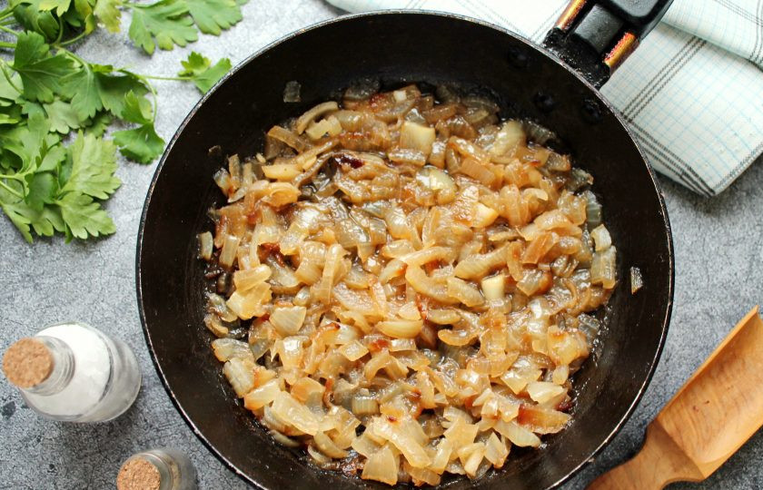 1. Этап. Расстегаи с палтусом: Репчатый лук мелко порежьте и обжарьте в растительном масле до мягкости, остудите.